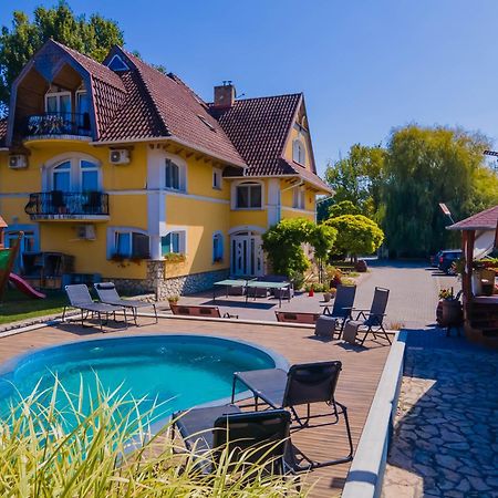 Jade Panzio Bed & Breakfast Balatonföldvár Екстериор снимка