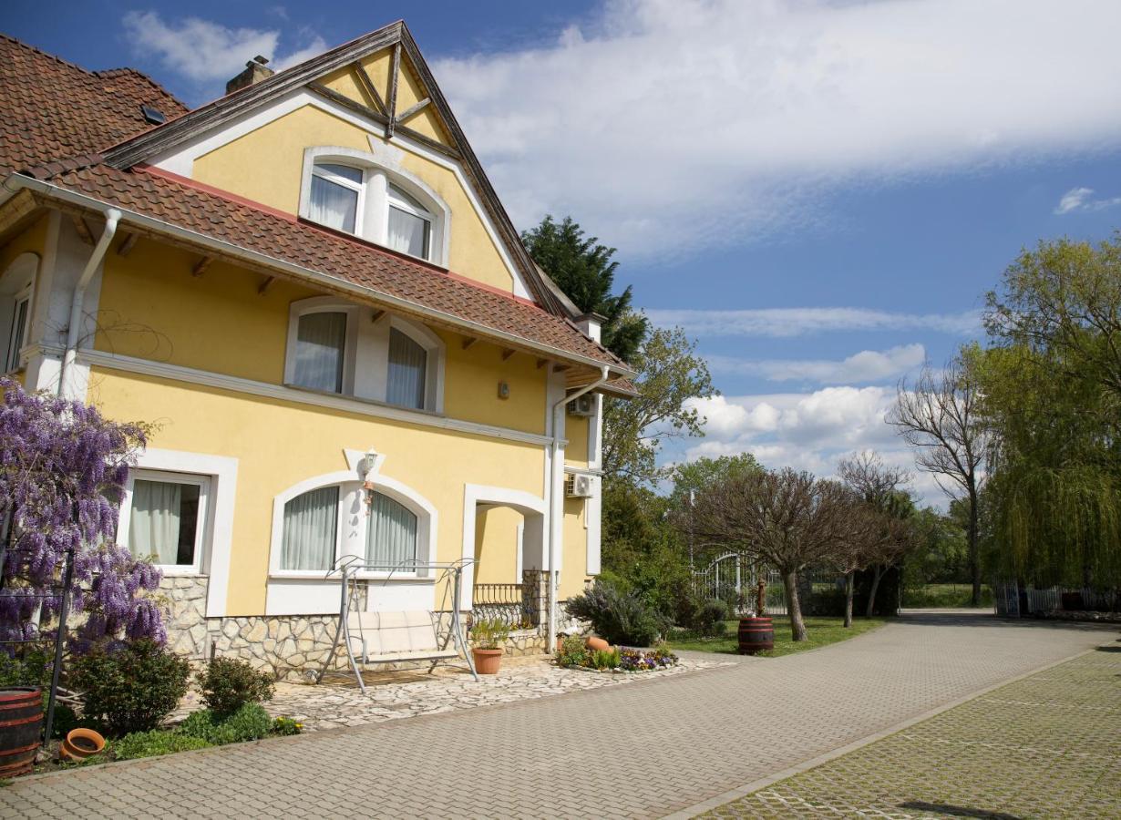 Jade Panzio Bed & Breakfast Balatonföldvár Екстериор снимка