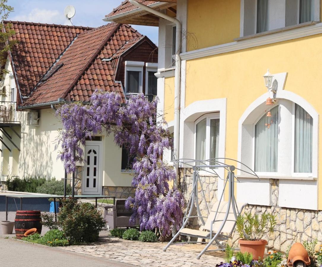 Jade Panzio Bed & Breakfast Balatonföldvár Екстериор снимка