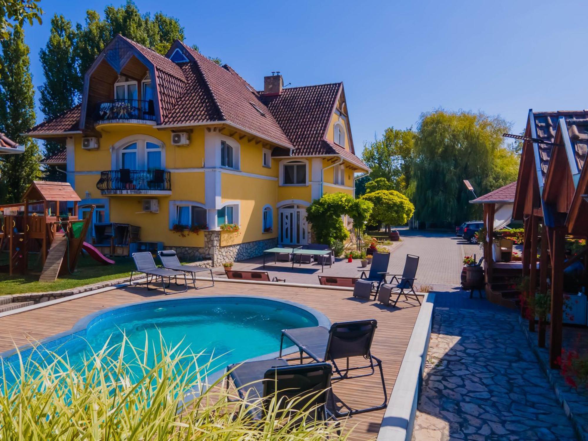 Jade Panzio Bed & Breakfast Balatonföldvár Екстериор снимка