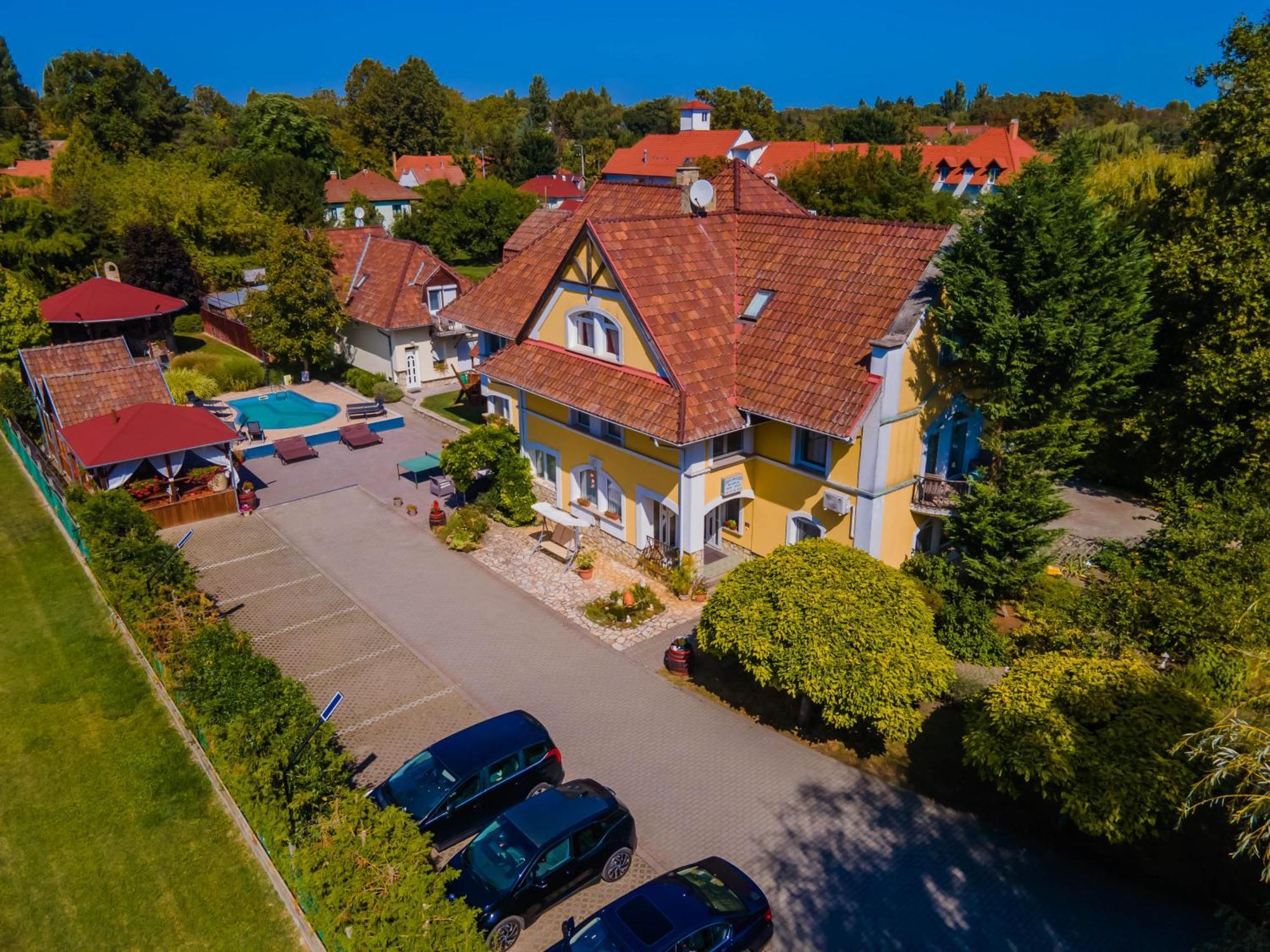 Jade Panzio Bed & Breakfast Balatonföldvár Екстериор снимка