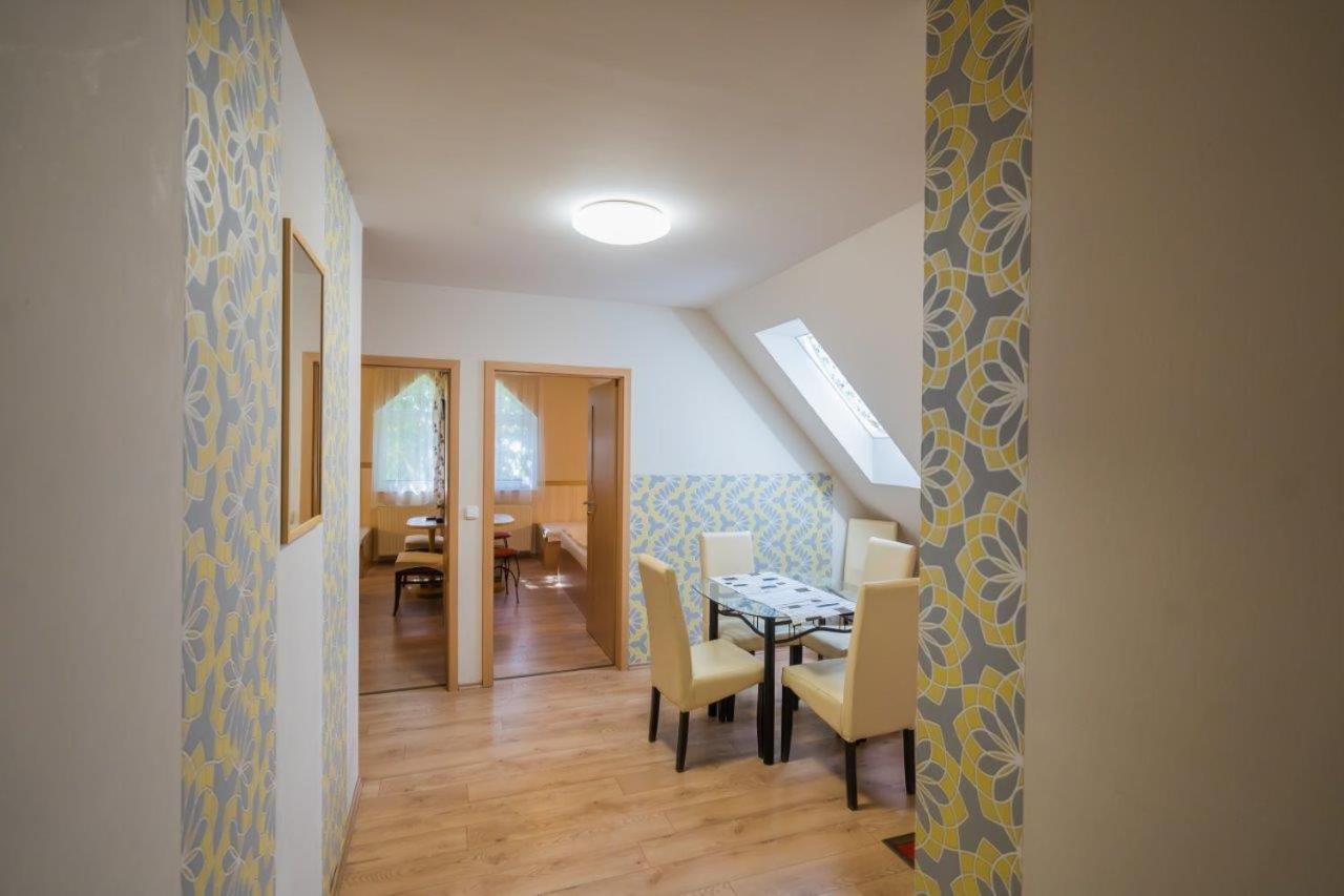 Jade Panzio Bed & Breakfast Balatonföldvár Екстериор снимка